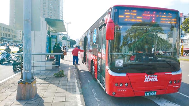 為了提供民眾友善的公車環境，高市府交通局已新建置10座公車到站語音播報設備，市民不只可以參酌原有的LED跑馬燈候車牌，也可以用聽語音播報方式得知公車目前的到站情況。（洪浩軒攝）