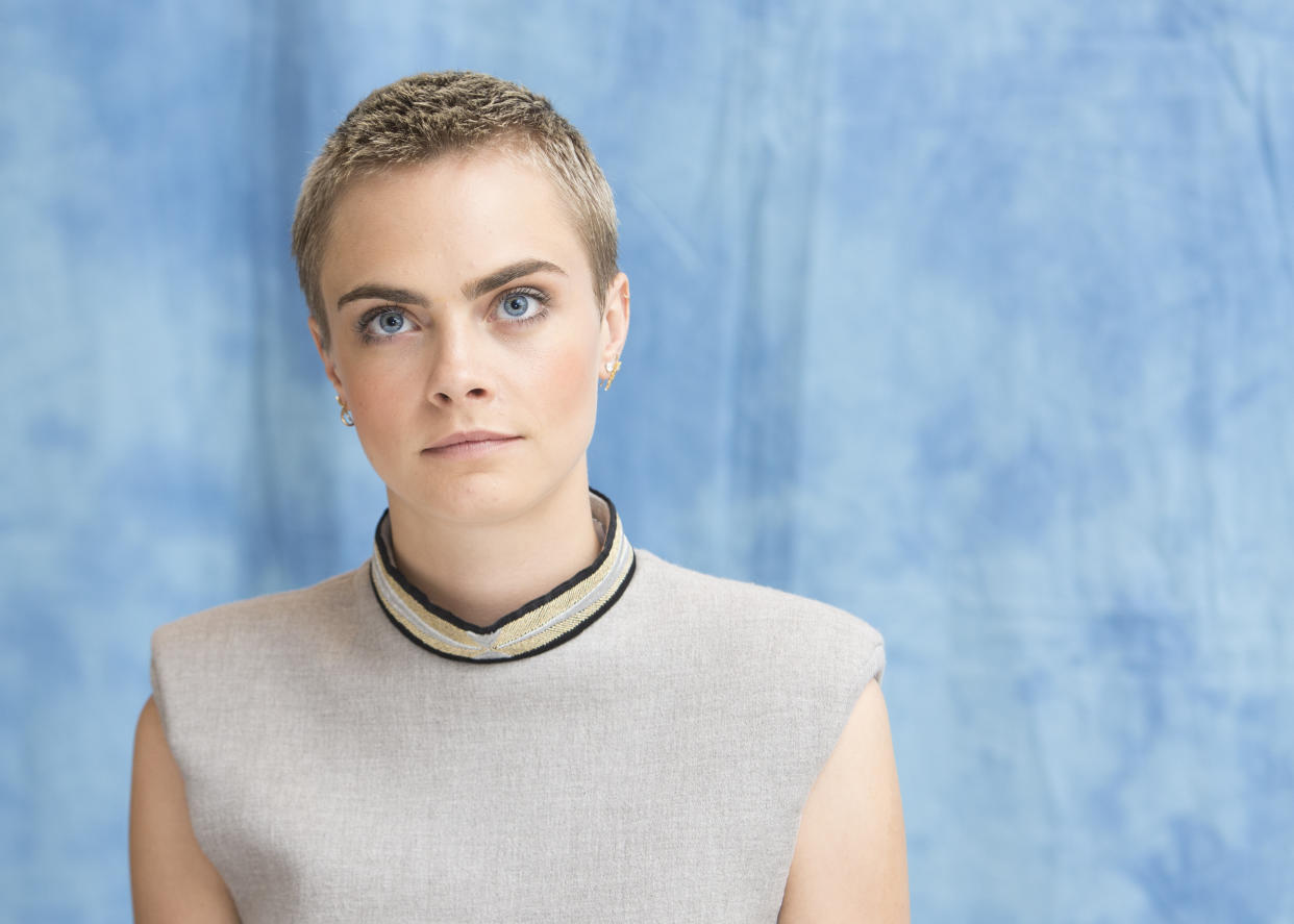 Model Cara Delevingne im schicken Leinen-Kleid. (Bild: ddp Images)