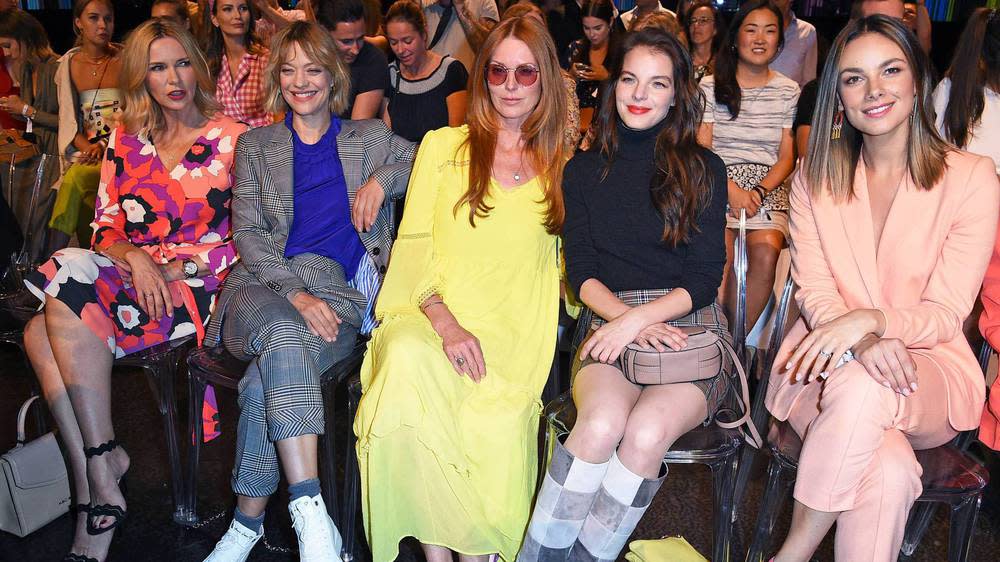 Veronica Ferres, Heike Makatsch, Esther Schweins, Yvonne Catterfeld und Janina Uhse bei der Marc Cain Fashion Show in Berlin (Bild: imago images / Gartner)