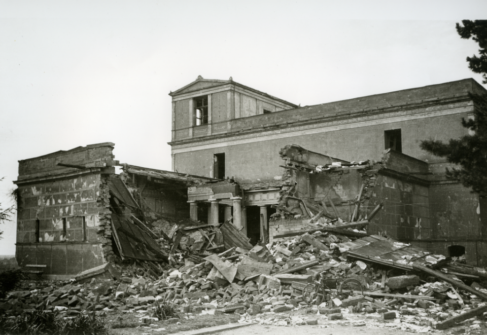 Wreckage of the Pompejanum’s courtyard after the bombing of Aschaffenburg in 1944 (Bavarian Administration of State Owned Palaces, Gardens and Lakes.)