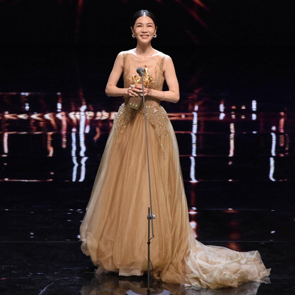 Hsieh Ying-xuan picks up Best Leading Actress award for her role in ‘Dear Ex’. (Photo: Taipei Golden Horse Awards)