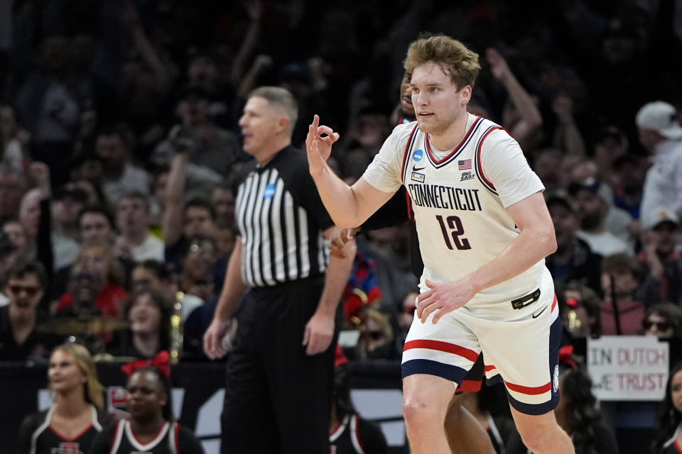 Cam Spencer liderou a UConn na pontuação em outra vitória dominante no torneio da NCAA.  (Foto AP/Michael Dwyer)