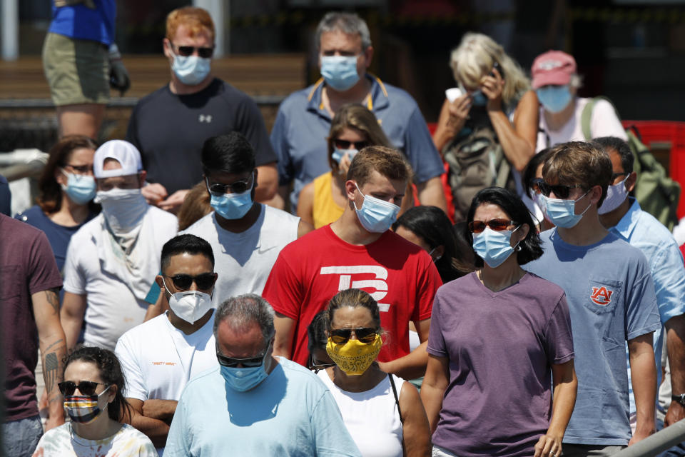 ARCHIVO - En esta imagen del 30 de julio de 2020, pasajeros subiendo a bordo de un transbordador de Casco Bay Lines con destino Peaks Island en Portland, Maine. El fracaso de Estados Unidos a la hora de contener los contagios de coronavirus en el país ha provocado desconcierto y alarma a ambos lados del Atlántico. (AP Foto/Robert F. Bukaty, Archivo)