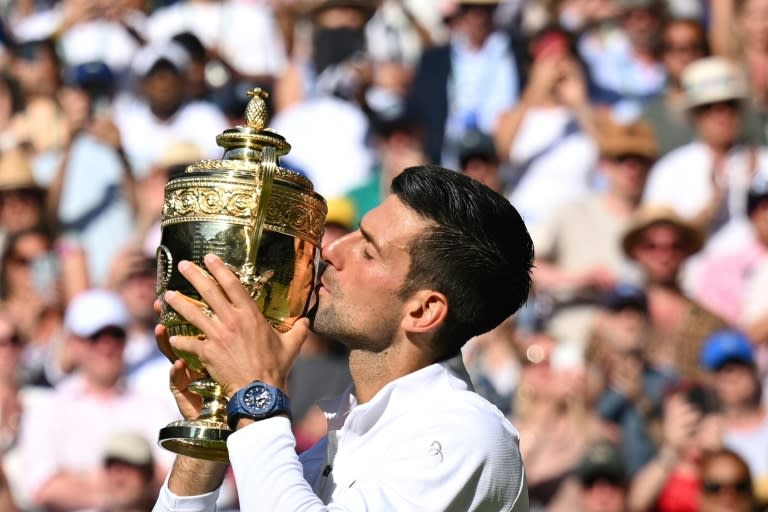 Nivak el 'Ninja': Novak Djokovic besa el trofeo tras derrotar a Nick Kyrgios en la final de 2022 (SEBASTIEN BOZON)