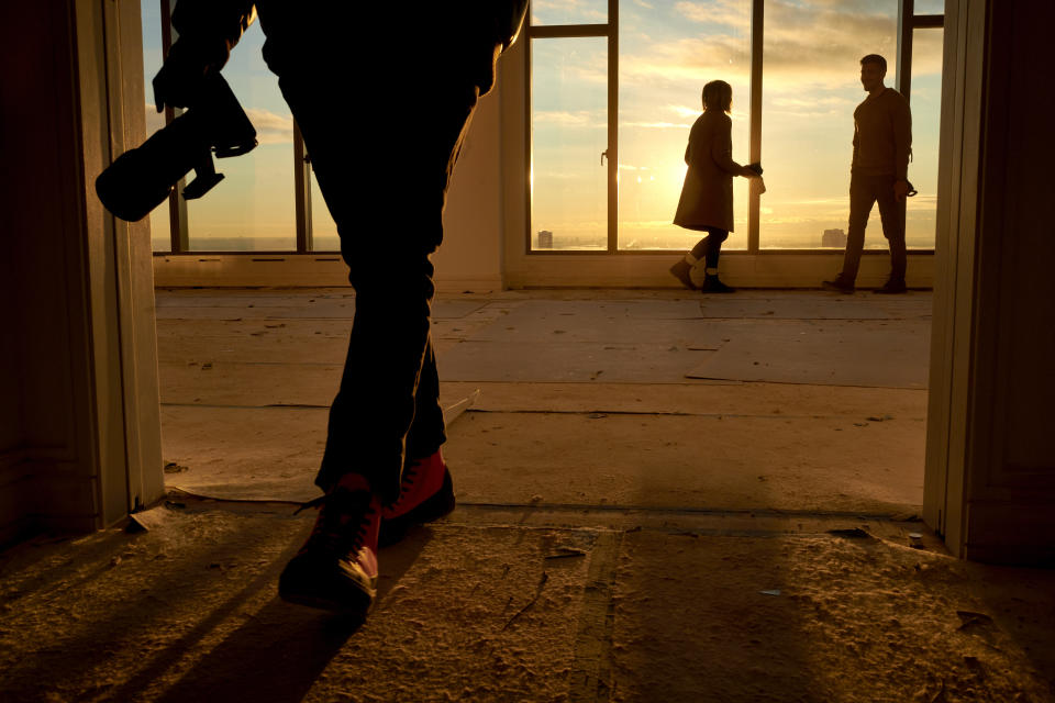 Un grupo de fotógrafos con una buena cantidad de seguidores en sus redes sociales, al amanecer en la Sutton Tower en Nueva York, el 29 de noviembre de 2022. (Gabby Jones/The New York Times).