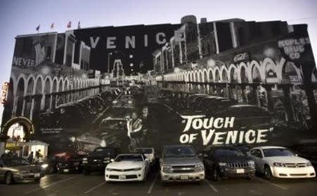 Cars are pictured in a parking lot in front of the "Touch of Venice" mural painted by artist Jonas Never in Venice, California November 7, 2014. REUTERS/Jonathan Alcorn