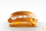 Auch nicht sonderlich bei McDonald's-Mitarbeitern beliebt: das Filet-O-Fish. Anders als die anderen Burger muss die früher als Fish Mac bekannte Version für jeden Kunden einzeln in der Fritteuse zubereitet werden. Eine wirklich unangenehme Aufgabe anscheinend.