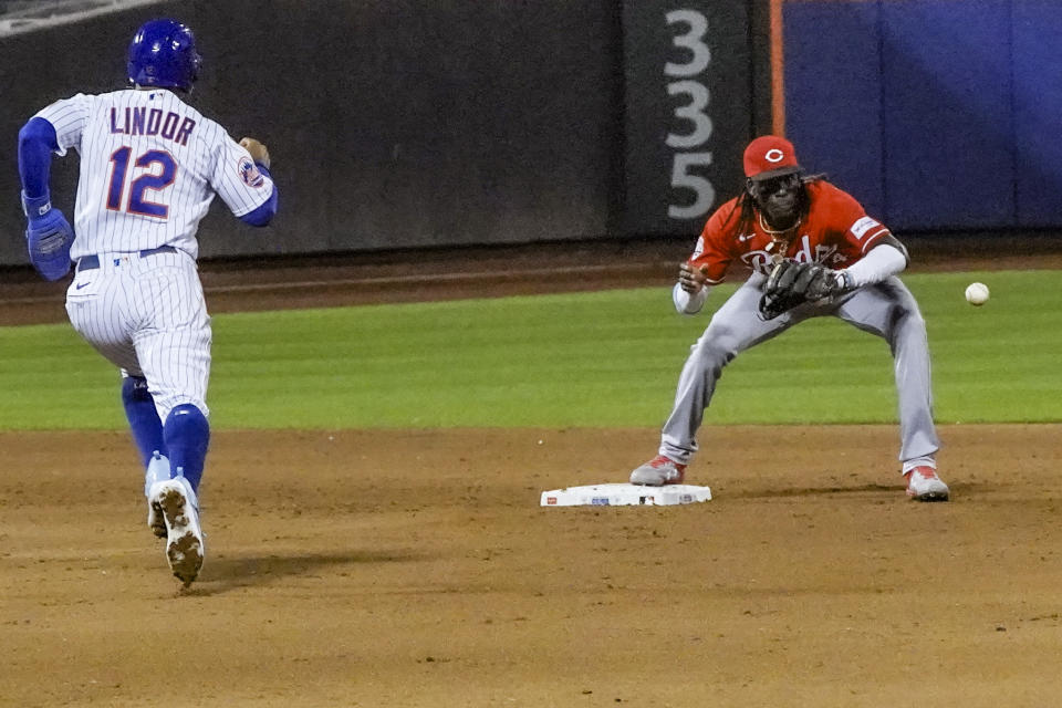 Cincinnati Reds' Elly De La Cruz, right, receives a throw at second to out New York Mets' Francisco Lindor during the fifth inning of a baseball game, Saturday, Sept. 16, 2023, in New York. (AP Photo/Bebeto Matthews)