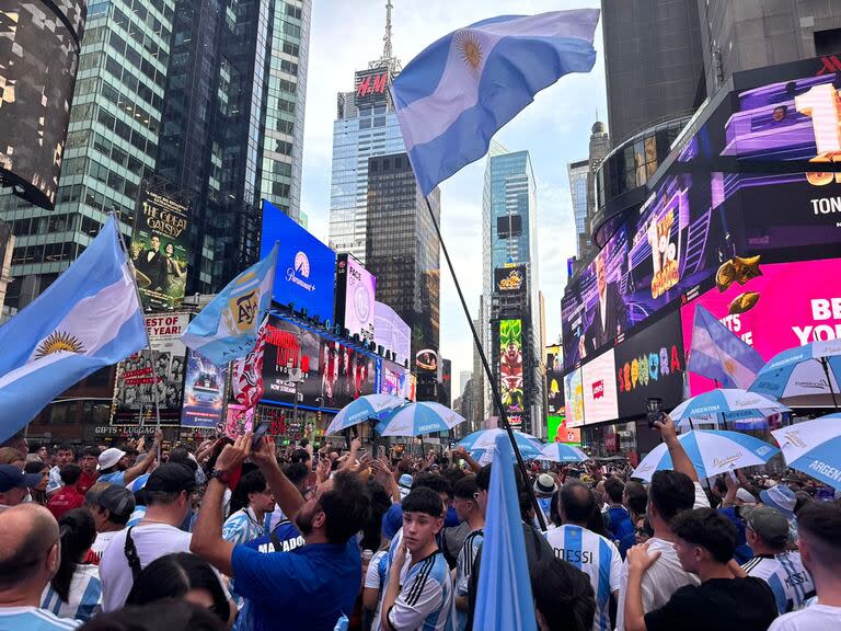 Banderazo en Times Square, Nueva York, en la previa del partido entre la Argentina y Canadá