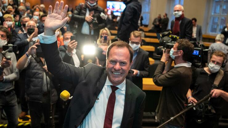 In Düsseldorf gewann der CDU-Politiker die Stichwahl gegen Amtsinhaber Thomas Geisel von der SPD. Foto: dpa