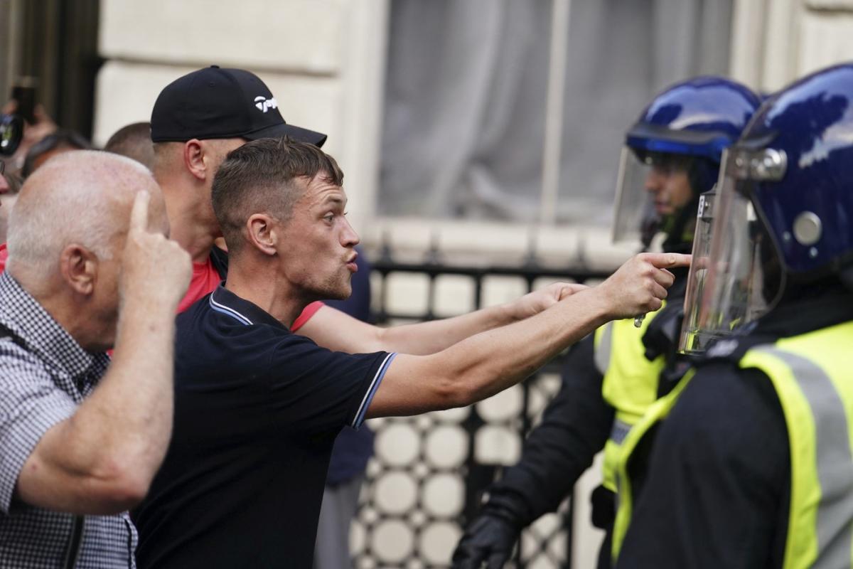 British police prepare for further right-wing extremist protests, government threatens tough measures