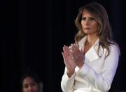 <p>Melanias Desinteresse an ihrer neuen Rolle steht außer Frage. Sie machte nur widerwillig Wahlkampf für ihren Mann, gab halbherzige Reden und kam nur zu einigen ausgewählten Wahlkampfveranstaltungen. Angeblich erzählte sie sogar einem Wahlkampfhelfer, dass sie nicht wollte, dass Donald kandidiere, aus Angst, er könnte gewinnen. Ihre größte Angst wurde Wirklichkeit und das könnte erklären, warum sie noch immer in New York wohnt und Trumps älteste Tochter Ivanka viele Aufgaben der First Lady übernimmt.<br>[Bild: Getty] </p>