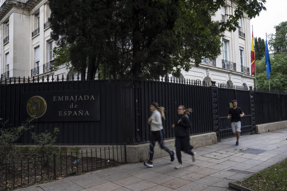 La gente pasa corriendo frente a la embajada de España en el barrio de Palermo de Buenos Aires, Argentina, el martes 21 de mayo de 2024. Una crisis diplomática entre los aliados históricos España y Argentina se amplió el martes cuando España anunció la retirada definitiva de su embajadora. (AP Foto/Rodrigo Abd)