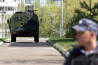 Las fuerzas de seguridad patrullan tras un mortal tiroteo en la Escuela Número 175 de Kazán, Rusia.