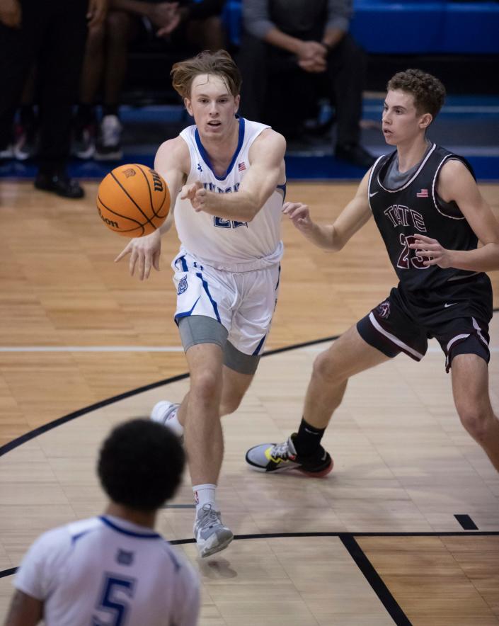 Mason McManus (22 ans) passe le ballon lors du match de basket-ball des garçons Tate contre Washington au lycée Booker T. Washington de Pensacola le jeudi 9 décembre 2021. Les Wildcats ont finalement vaincu les Aggies 70-54.