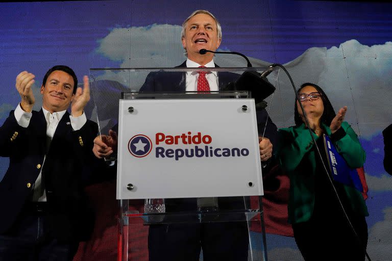 El ex candidato presidencial chileno y fundador del ultraderechista Partido Republicano, José Antonio Kast, habla con la prensa sobre la victoria de sus candidatos durante las elecciones para elegir a los miembros de un Consejo Constitucional que redactará una nueva propuesta de Constitución, en la sede del Partido Republicano en Santiago, el 7 de mayo de 2023.