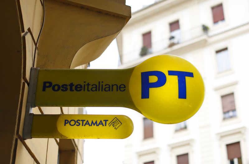 Un ufficio postale di Roma. REUTERS/Alessandro Bianchi