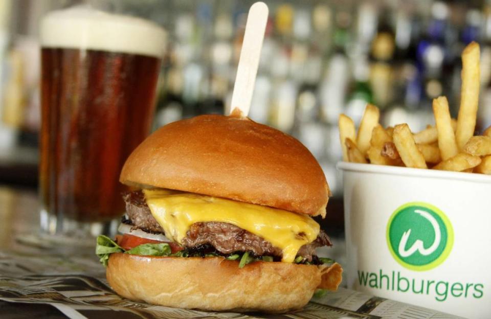 La hamburguesa Paul's Choice en Wahlburgers.