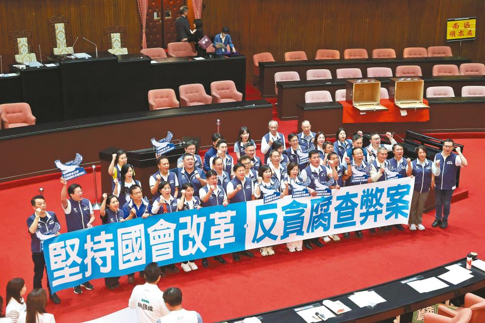 行政院所提覆議案上周五遭否決，國民黨立委拉起「堅持國會改革、反貪腐查弊案」布條，表達堅持國會改革立場。本報資料照片