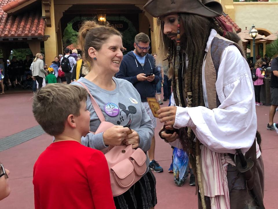 kari becker and family meeting jack sparrow at disney world