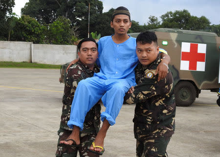 Filipino soldiers carry a Malaysian who is among the three Malaysian hostage victims rescued from Abu Sayyaf rebels, on Jolo island in southern Philippines March 27, 2017. REUTERS/Nickee ButlanganFOR EDITORIAL USE ONLY. NO RESALES. NO ARCHIVES.