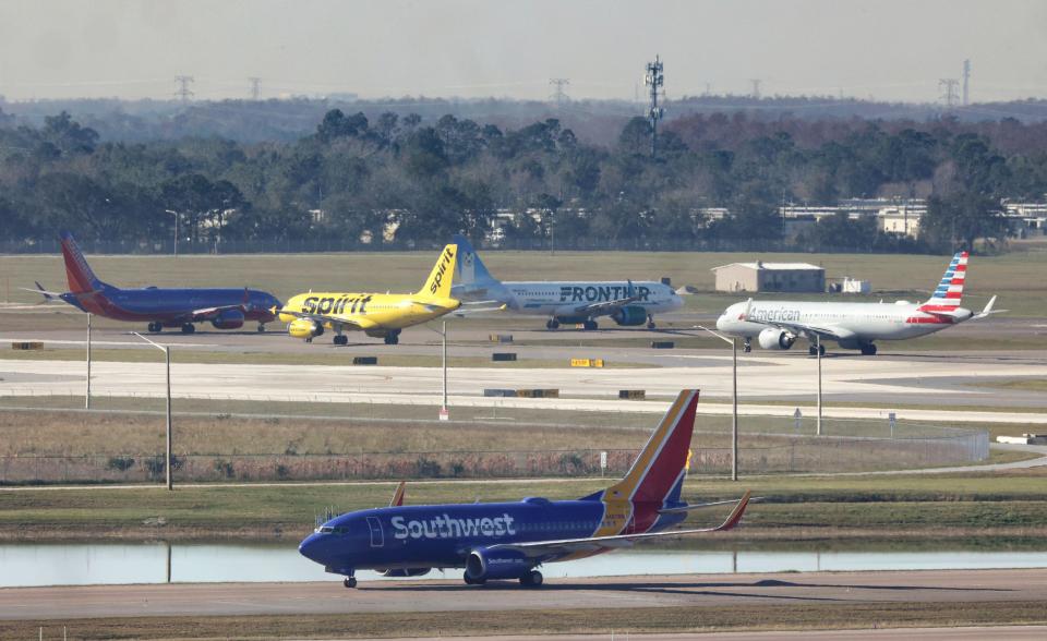 Planes wait for takeoff in a queue at Orlando International Airport, Wednesday, Jan. 11, 2023,  (Joe Burbank/Orlando Sentinel via AP)