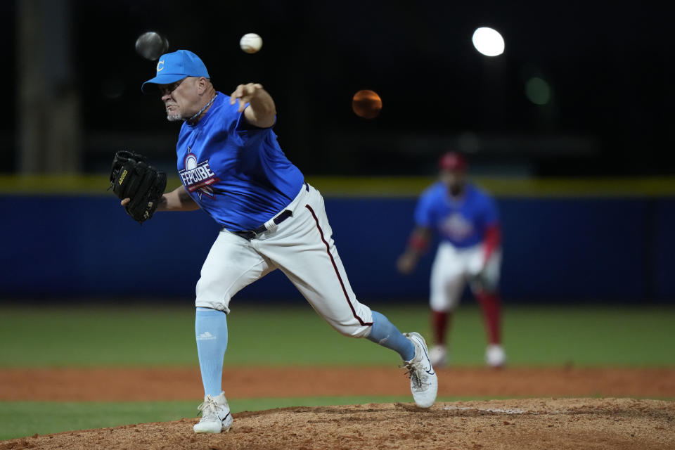 El expelotero de las mayores Eddie Oropesa, de la Federación Profesional Cubana de Beisbol (FEPCUBE), hace un lanzamiento en un juego de exhibición ante Miami Dade College, el 17 de enero de 2024 (AP Foto/Wilfredo Lee)