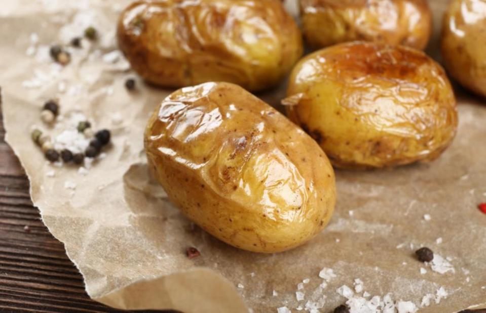 Kartoffeln können auch in der Mikrowelle lecker werden. (Bild: Africa Studio/Shutterstock)