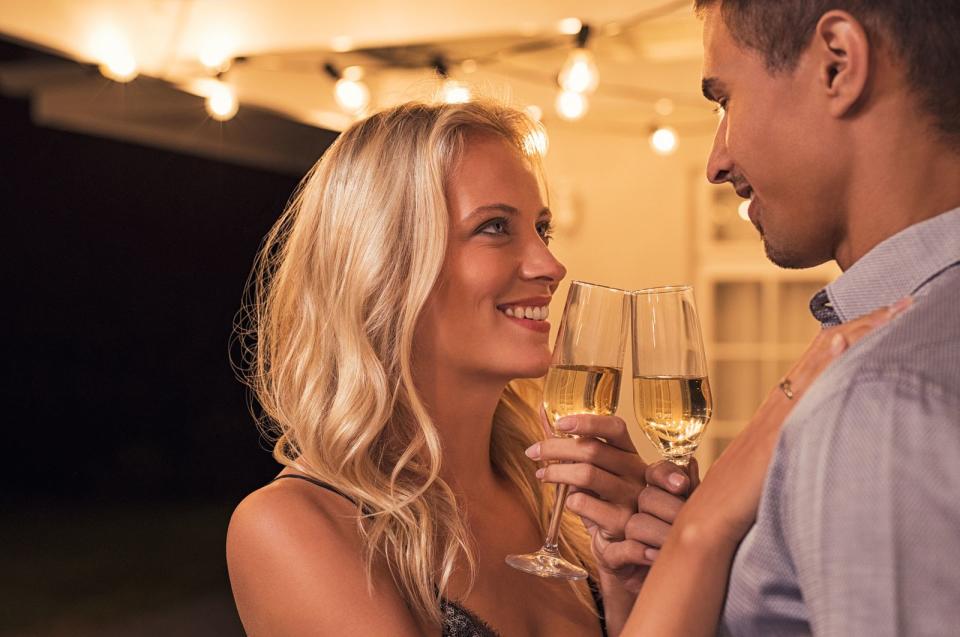 Wie allgemein bekannt ist, kann auch Alkohol (in Maßen) ein echtes Aphrodisiakum sein. Er hilft der Libido auf die Sprünge, die Lustzentren im Zwischenhirn werden aktiviert und Hemmungen fallen schneller. Besonders geeignet sind ein prickelndes Glas Sekt oder Champagner. Die perlende Flüssigkeit hat den angenehmen Nebeneffekt, die Nerven im Mundraum und auf der Zunge zu stimulieren. (Bild: iStock / Ridofranz)