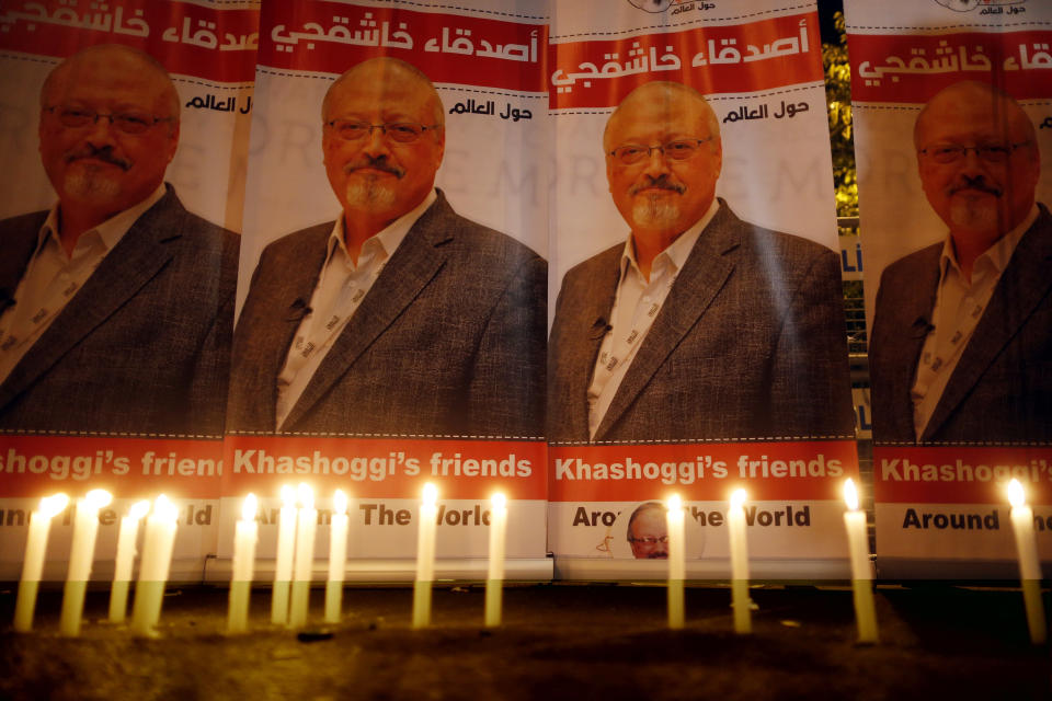 Candles, lit by activists protesting the killing of Saudi journalist Jamal Khashoggi, are placed outside Saudi Arabia's consulate in Istanbul during a candlelight vigil on&nbsp;Oct. 25, 2018. (Photo: ASSOCIATED PRESS)