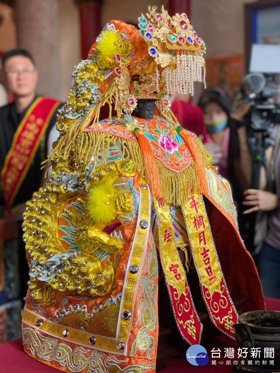 彰化南瑤宮笨港進香「換龍袍」禮，神聖溫馨。