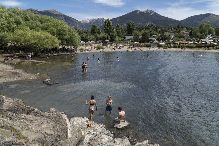 Playa Bahia Serena, uno de los puntos turísticos de Bariloche, en Río Negro, donde no hay casos autóctonos de dengue