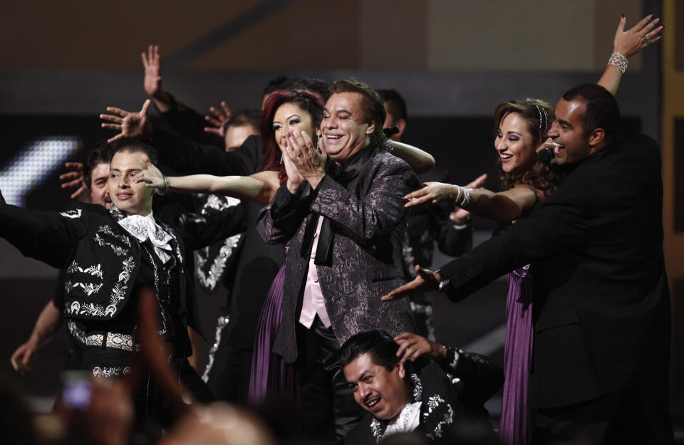 En esta foto del 5 de noviembre del 2009, Juan Gabriel canta en la 10ma entrega anual de los Latin Grammy en Las Vegas. (AP Foto/Matt Sayles, Archivo)