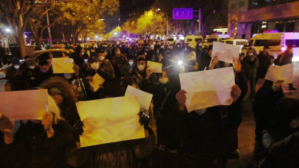 Manifestantes seguram papel branco em protesto em Xangai em 27/11