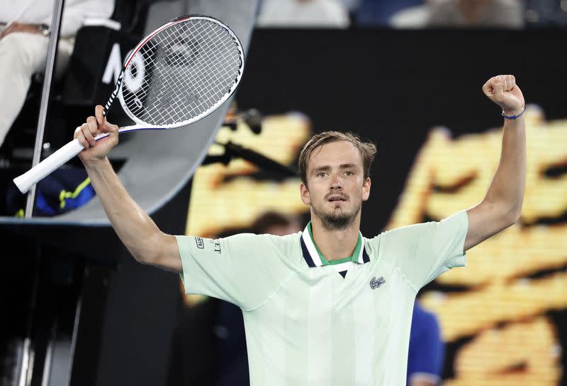 El tenista ruso Daniil Medvedev celebra luego de vencer al griego Stefanos Tsitsipas por las semifinales del Abierto de Australia