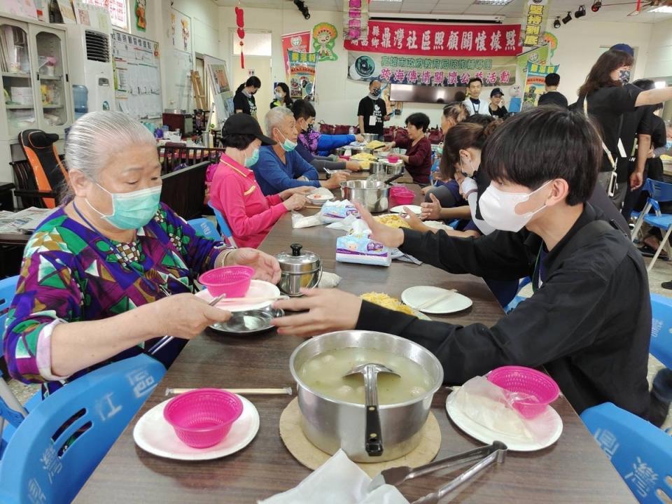 高雄國中生陪伴澎湖長輩共餐同樂。   圖：高雄市教育局/提供