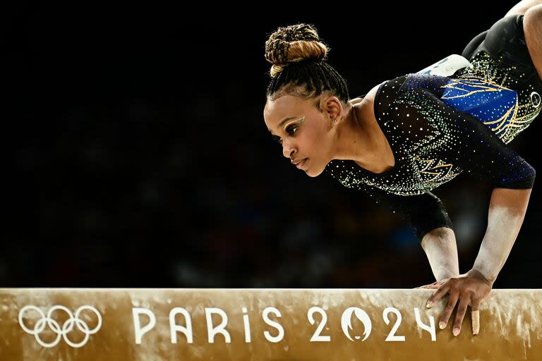 La brasileña Rebeca Andrade compite en la prueba de barra de equilibrio de la clasificación femenina de gimnasia artística durante los Juegos Olímpicos de París 2024