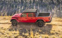 <p>While the Wrangler's five-link coil-spring suspension design is used up front, at the rear is a Gladiator-exclusive five-link design with forged steel trailing arms and a Panhard rod.<br></p>