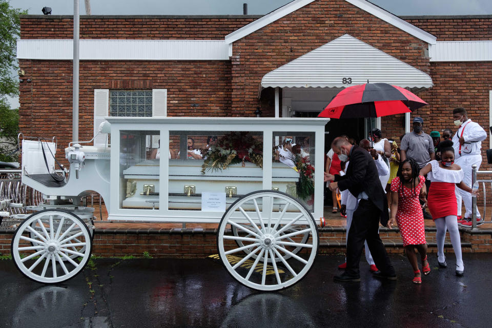 Jamel Floyd’s coffin is placed in a horse carriage after the funeral.<span class="copyright">Yuki Iwamura</span>