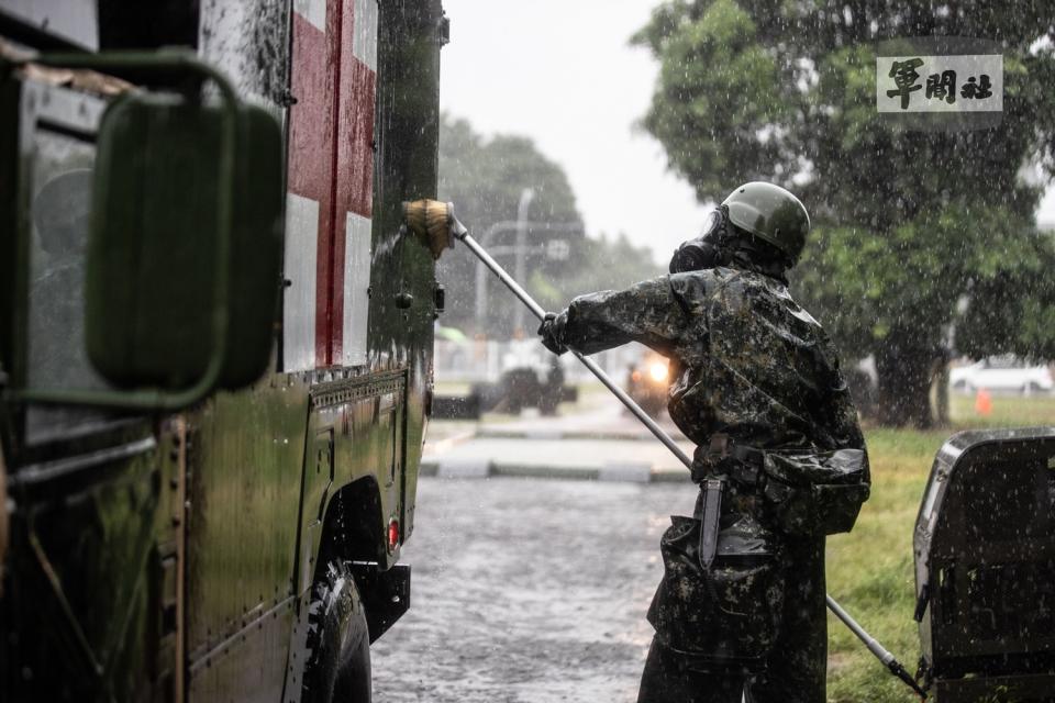 39化學兵群執行車輛除污作業。   圖：軍聞社記者林澤廷/攝