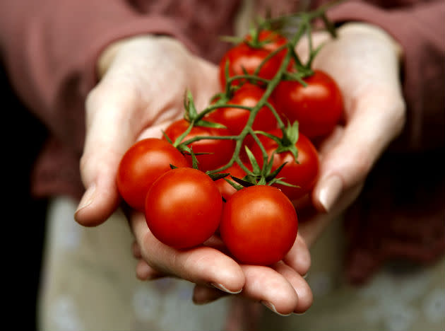 <b>Tomatoes: </b> This popular fruit has many benefits for men. Lycopene (a phytochemical) is known to lower cholesterol, cut risk of colorectal cancer and heart disease. Studies show that men who regularly eat food rich in lycopene have lesser chances of developing prostate cancer.