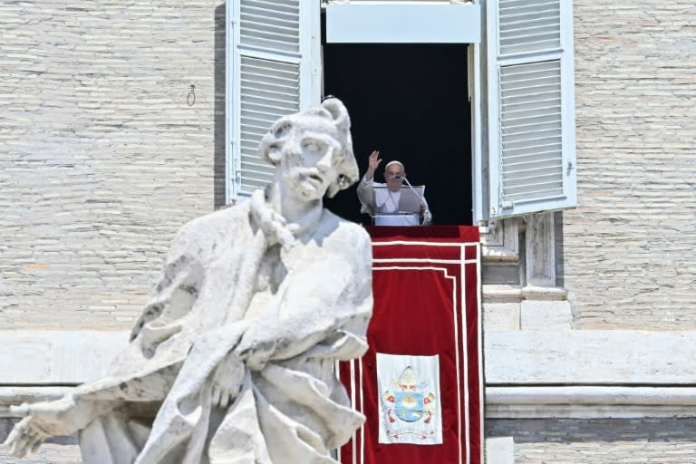 El papa Francisco saluda desde el Palacio Apostólico, en El Vaticano, durante la oración del Ángelus, el 21 de julio de 2024 (Filippo Monteforte)