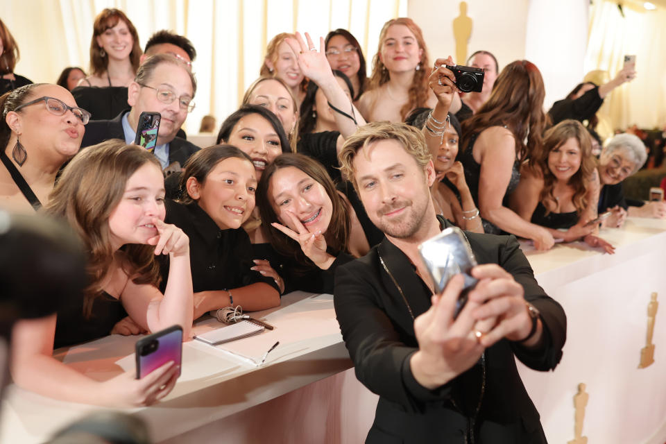 Ryan Gosling aprovechó para posar con los fans en los premios Oscar. (Foto de Emma McIntyre/Getty Images)