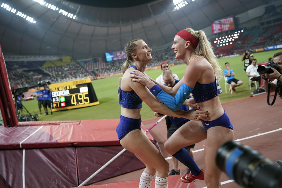 Sandi Morris, de Estados Unidos, derecha, felicita a la rusa Anzhelika Sidorova, compitiendo como neutral, luego que ésta ganó la medalla de oro en el Campeonato Mundial de Atletismo en Doha, Qatar, el domingo, 29 de septiembre del 2019. Morris ganó la plata. (AP Foto/David J. Phillip)