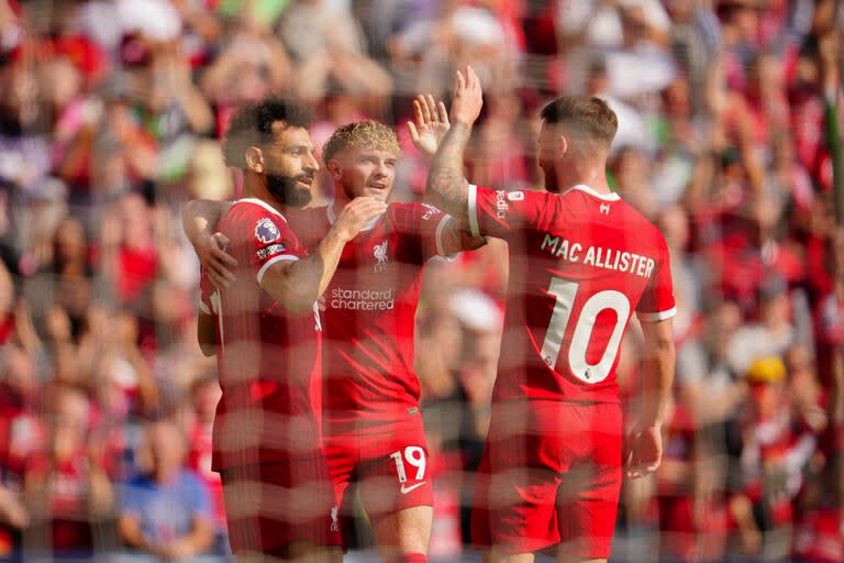 Alexis MacAllister festeja uno de los goles de Liverpool junto a Mohamed Salah y Harvey Elliott