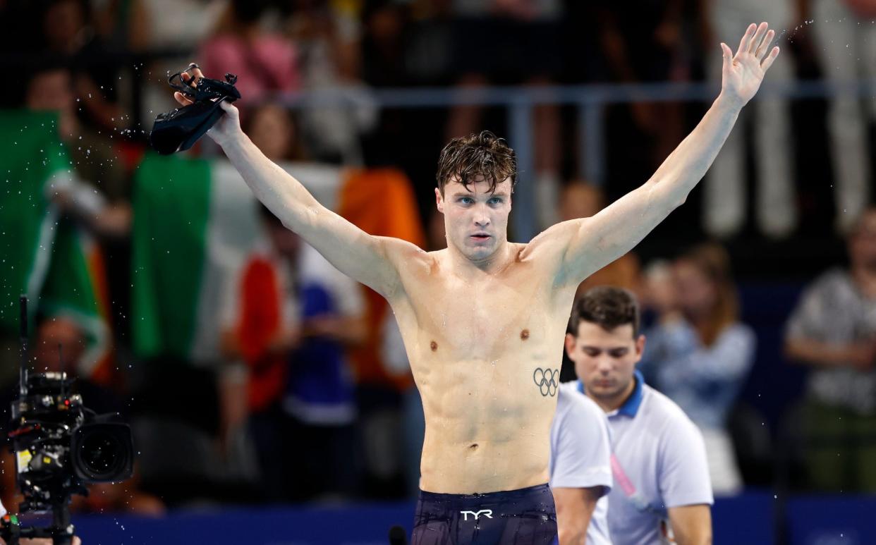 Bobby Finke celebrates winning gold in the Men's 1500m Freestyle Finals