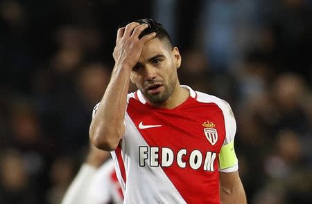 Foto del martes del delantero del Mónaco Radamel Falcao García reacciona en la derrota de su equipo ante el Manchester City. 21/2/17. El Manchester City se recuperó el martes de una desventaja de dos goles para superar 5-3 al Mónaco como local con un doblete del delantero Sergio Agüero, mientras que Atlético de Madrid dio un gran paso para meterse en los cuartos de final de la Liga de Campeones al ganarle 4-2 al Bayer Leverkusen como visitante. Reuters / Darren Staples