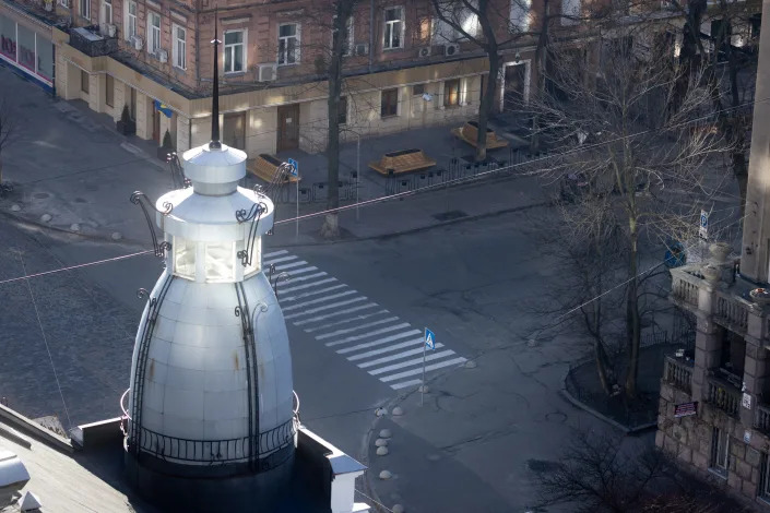 KYIV, UKRAINE - FEBRUARY 26: An empty street is seen on February 26, 2022 in Kyiv, Ukraine. Explosions and gunfire were reported around Kyiv on the second night of Russia&#39;s invasion of Ukraine, which has killed scores and prompted widespread condemnation from US and European leaders.