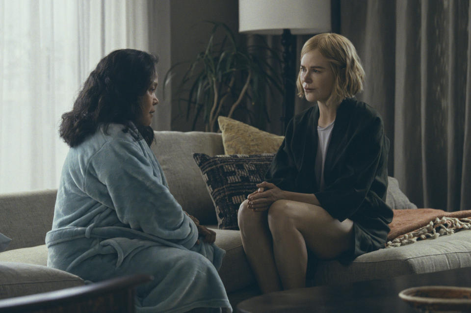 En esta imagen proporcionada por Prime Video, Nicole Kidman, derecha, en una escena de "The Expats". (Prime Video vía AP)
