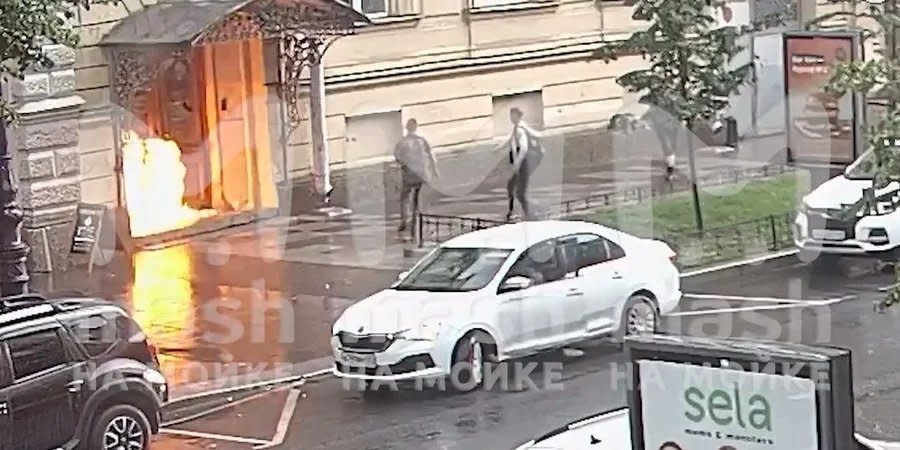On July 31, in St. Petersburg, a man tried to set fire to the door of a military enlistment office